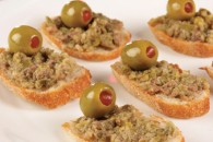 3.CANAPES COM TAPENADE DE AZEITONAS VERDES