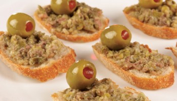 Canapés Com Tapenade De Azeitonas
